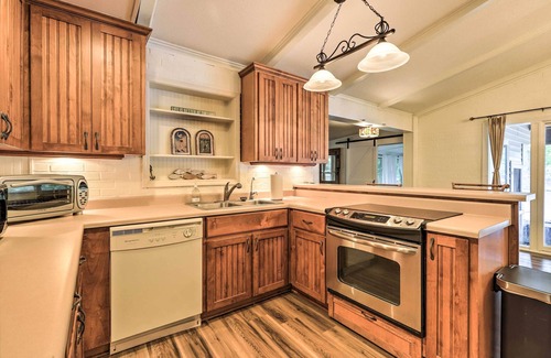 Milledgeville Cabin | Eatonton Getaway on Lake Sinclair w/Dock!