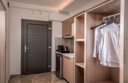 Kato Gouves House | Ebenus Suites by Checkin