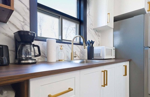 Maizerets Apartment | Ebony - Urban Elegance - Cozy Condo in the Heart of Quebec