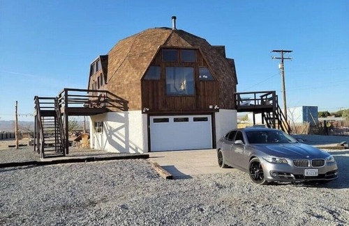 Barstow House | Eccentric Brown Bear Domen