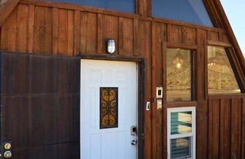 Barstow House | Eccentric Brown Bear Domen