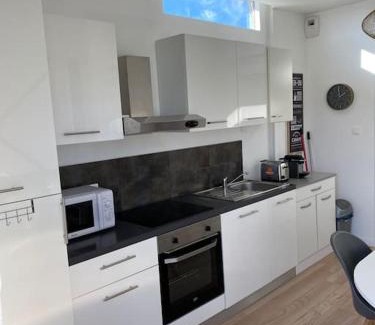 Velaux Apartment | "Echapée Belle" Appart Moderne 4 pers à Velaux - Tout équipé avec terrasse à 15 min plage et aéroport