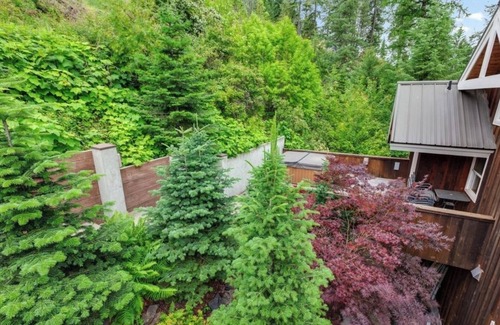 Coeur d'Alene House | Echo Bay Lodge – A Unique Lakeside Retreat, Perfect for Families!