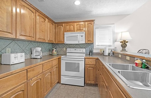 Foscoe Condo | Echota Woods 131 -Mountain Condo, Gated Resort, Indoor/Outdoor Pools and Hot Tub, Fitness Area, F.