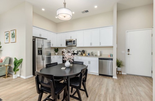 North Park Apartment | Eclectic : 65” TVs : Fast Wi-Fi : Parking : Pets : Bohemian