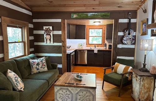 Fort Payne House | Eclectic Cabin l Near Desoto State Park & Falls