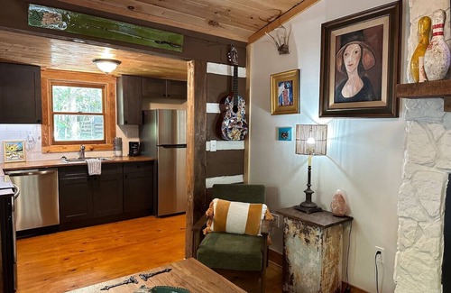 Fort Payne House | Eclectic Cabin l Near Desoto State Park & Falls