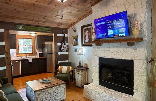 Fort Payne House | Eclectic Cabin l Near Desoto State Park & Falls