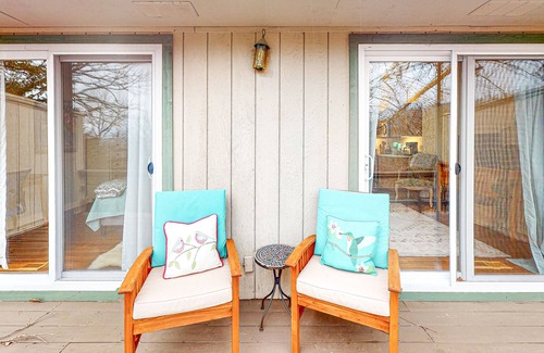 Holiday Island Condo | Eclectic condo with WiFi, a deck, near hiking, tennis, & lake