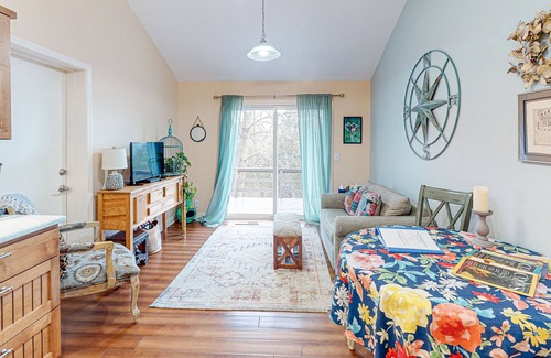Holiday Island Condo | Eclectic condo with WiFi, a deck, near hiking, tennis, & lake