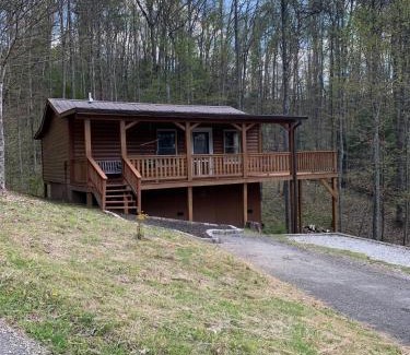 Campton House | Eclectic Hillside Cabin