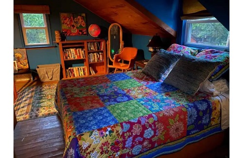Historic Huguenot Street House | Eclectic one-bedroom house