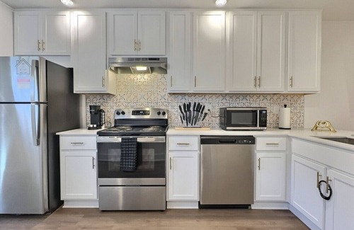 Forest Park Apartment | Eclectic Retreat in Heart of Downtown