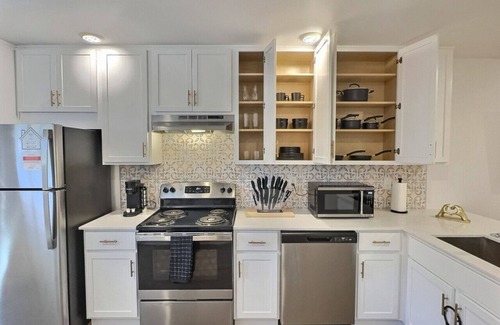 Forest Park Apartment | Eclectic Retreat in Heart of Downtown