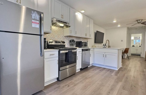 Forest Park Apartment | Eclectic Retreat in Heart of Downtown