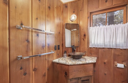 Wrightwood House | Eco-friendly vintage mountain cabin/electric car charger
