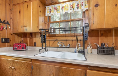 Wrightwood House | Eco-friendly vintage mountain cabin/electric car charger