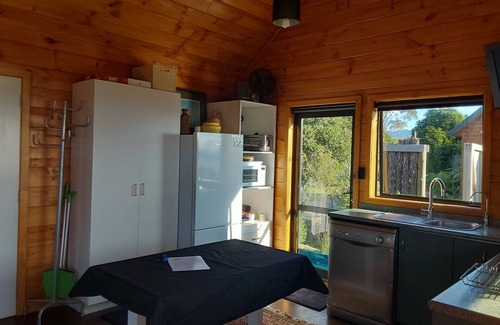 Whakamarama Cabin | Eco retreat in a private beach setting - Pets welcome