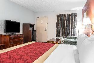 Southwest Raleigh Cabin | Econo Lodge Garner - Raleigh