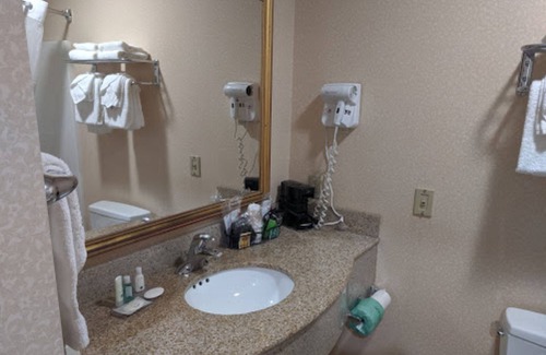 Queensbury Hotel | Econo Lodge Glens Falls/Lake George