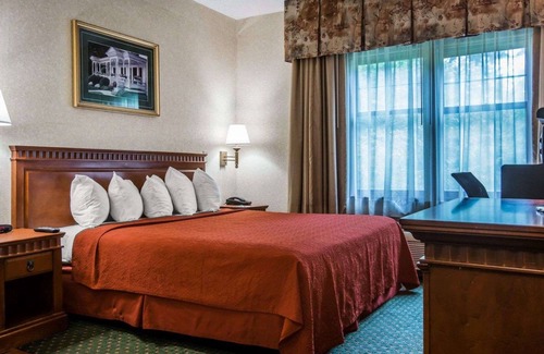 Queensbury Hotel | Econo Lodge Glens Falls/Lake George