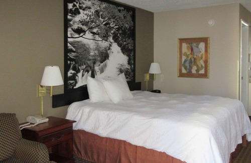 Manchester Hotel | Econo Lodge Inn & Suites Manchester North