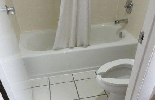 Manchester Hotel | Econo Lodge Inn & Suites Manchester North
