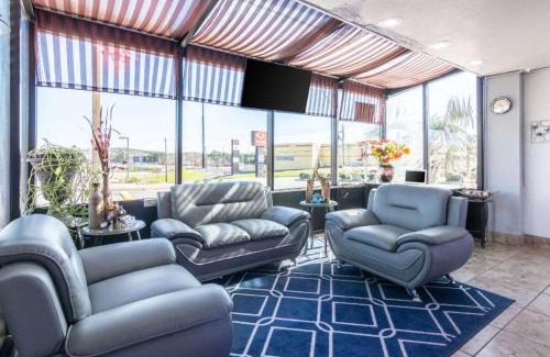 Macon Hotel | Econo Lodge Inn & Suites Macon North