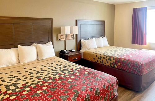 Corning Hotel | Econo Lodge Inn & Suites