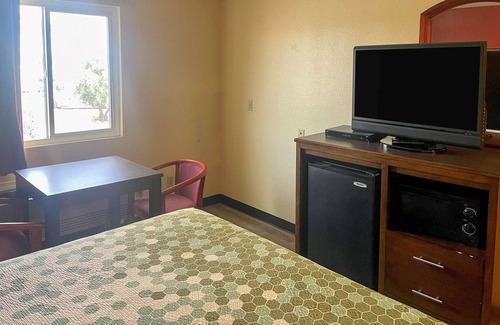Corning Hotel | Econo Lodge Inn & Suites