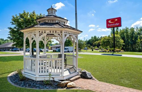 Eau Claire Hotel | Econo Lodge Inn & Suites