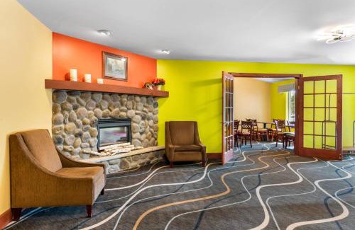 Eau Claire Hotel | Econo Lodge Inn & Suites