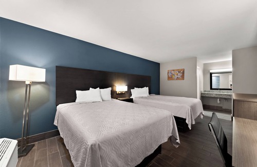 Western Division Hotel | Econo Lodge Inn & Suites