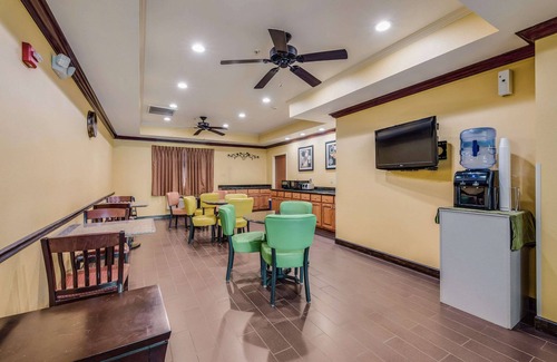 Little Rock Hotel | Econo Lodge Inn & Suites Little Rock SW