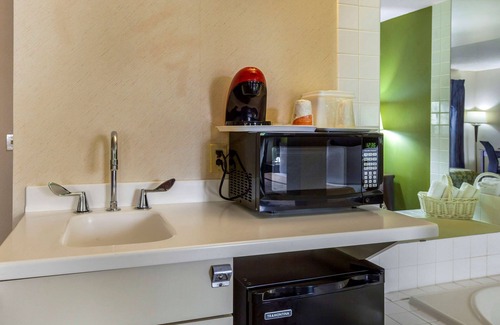 Oconto Hotel | Econo Lodge Inn & Suites