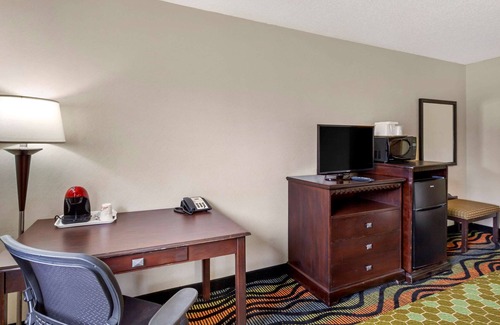 Oconto Hotel | Econo Lodge Inn & Suites