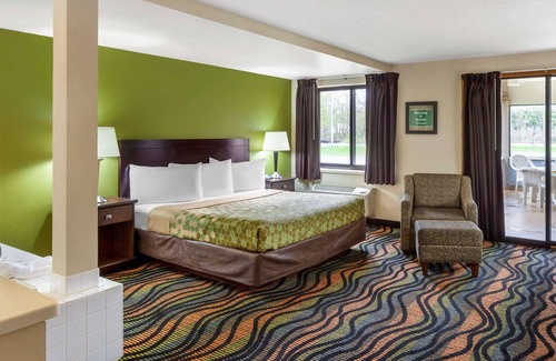 Oconto Hotel | Econo Lodge Inn & Suites