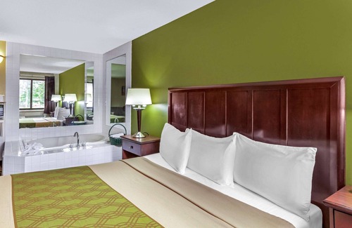 Oconto Hotel | Econo Lodge Inn & Suites