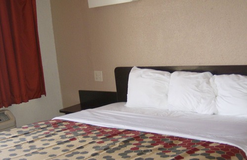 Terre Haute Hotel | Econo Lodge Inn & Suites