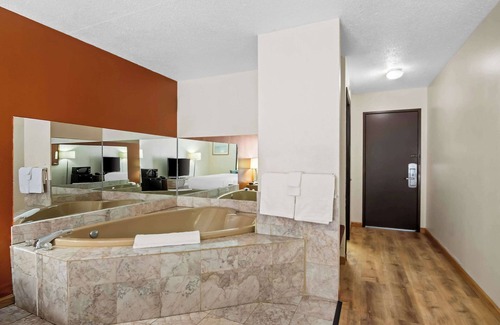 Manistee Hotel | Econo Lodge Manistee