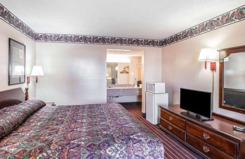 McDonough Cabin | Econo Lodge McDonough South