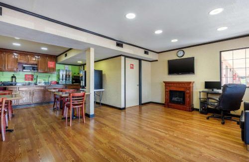 Nashville Cabin | Econo Lodge Nashville near Percy Priest Lake