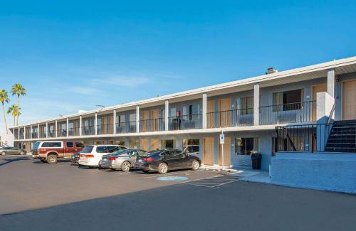 Westown Commercial Center Cabin | Econo Lodge Phoenix North I-17