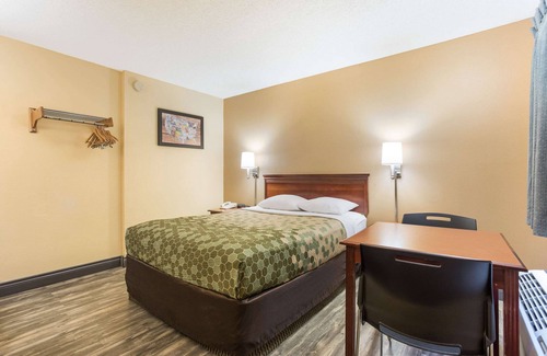 St. Robert Hotel | Econo Lodge St Robert