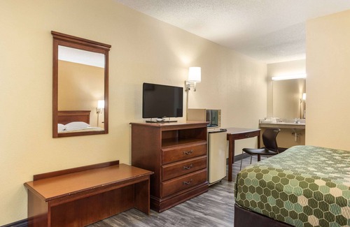 St. Robert Hotel | Econo Lodge St Robert