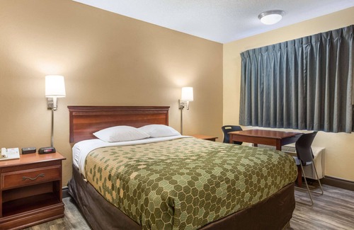 St. Robert Hotel | Econo Lodge St Robert