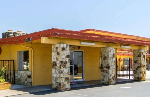 Fairfield Cabin | Econo Lodge