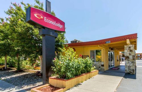 Fairfield Cabin | Econo Lodge