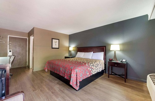 High Point Hotel | Econo Lodge