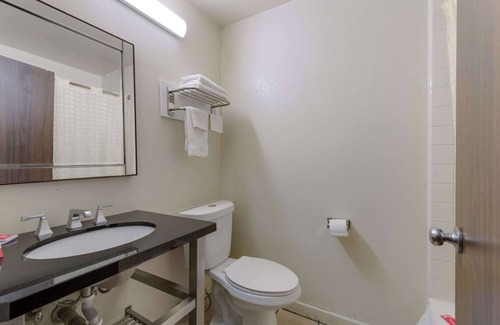 High Point Hotel | Econo Lodge